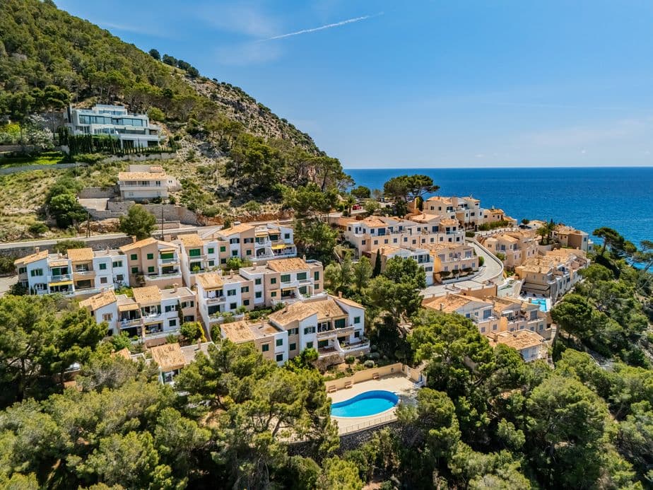 Complejo de apartamentos en acantilado en Canyamel, con el mar a sus pies.