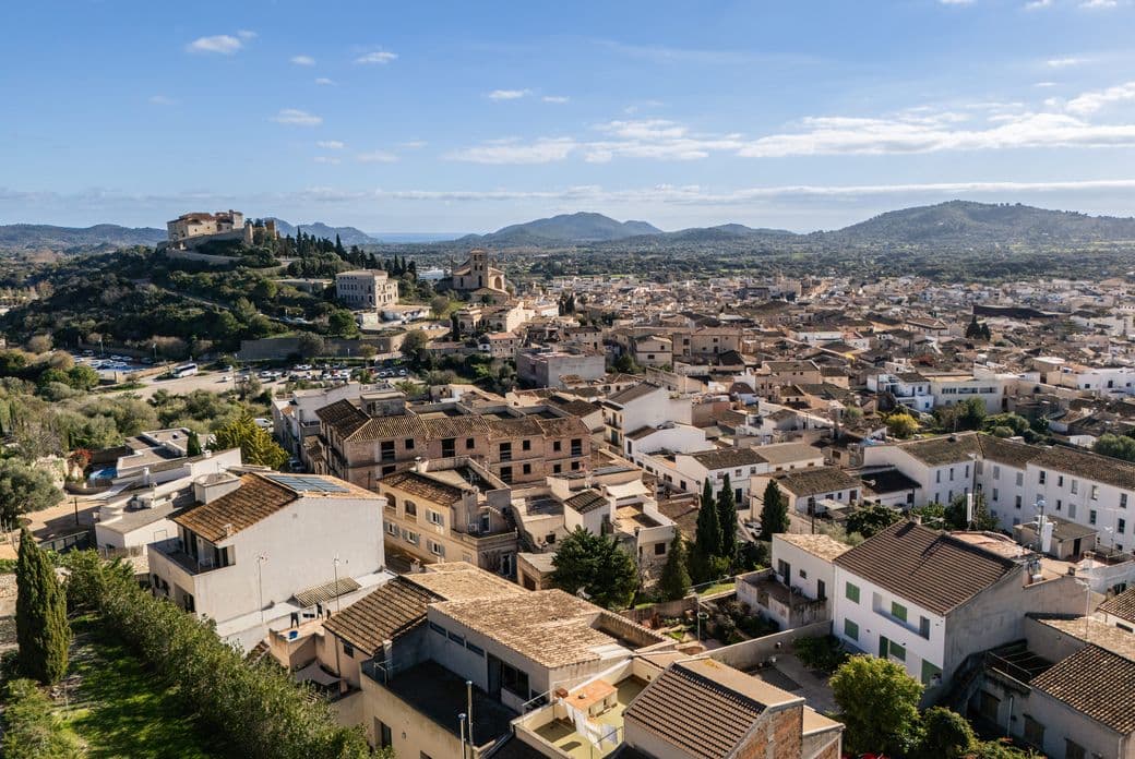 Vista aèria del poble d'Artà, Mallorca.