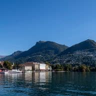 Aussicht auf Lugano und den Luganersee mit blauem Himmel