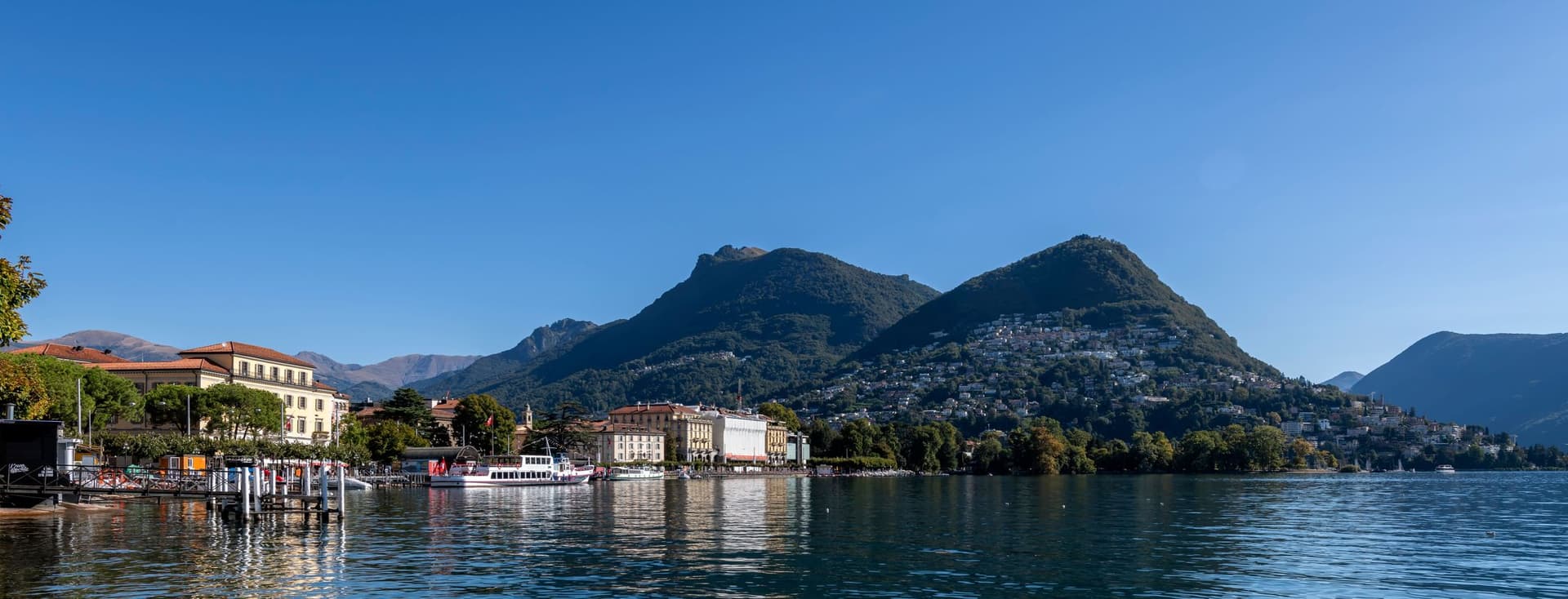 Aussicht auf Lugano und den Luganersee mit blauem Himmel