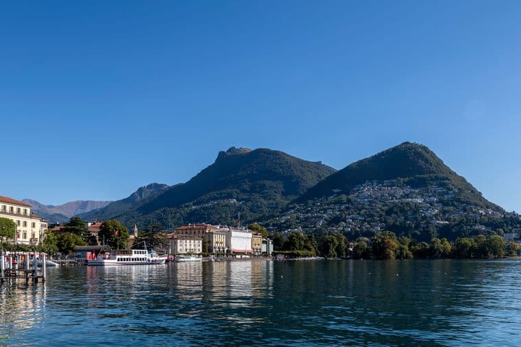 Aussicht auf Lugano und den Luganersee mit blauem Himmel