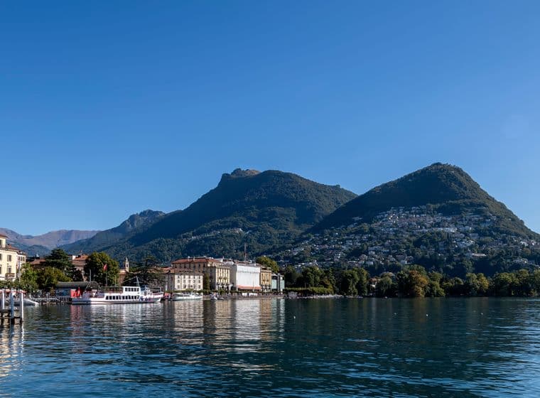 Aussicht auf Lugano und den Luganersee mit blauem Himmel