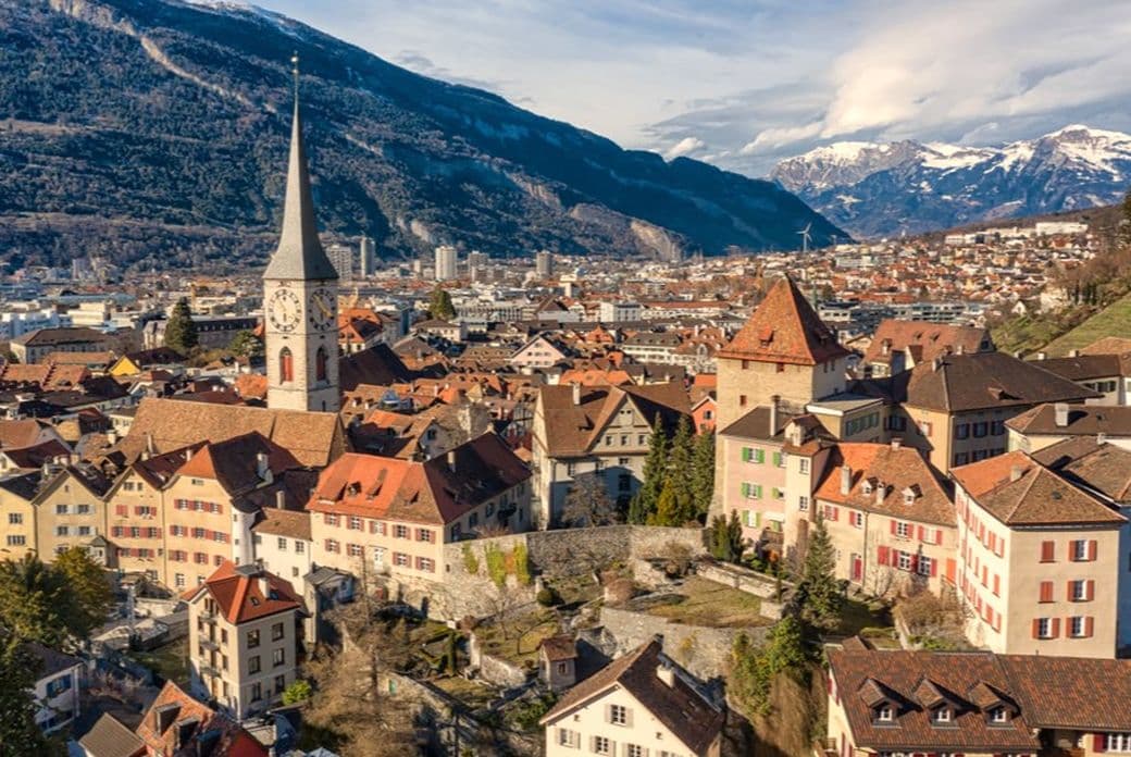 Schöne Aussicht auf die Schweizer Stadt Chur Weinberge und Alpen