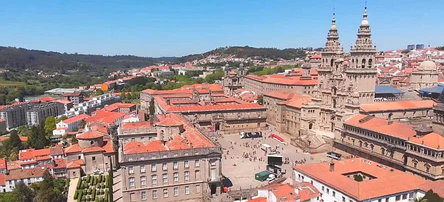 Luftaufnahme der Plaza del Obradoiro, umgeben von der Kathedrale von Santiago, dem Hostal de los Reyes Católicos, dem Rathaus von Santiago und Fonseca.