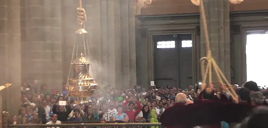 Religiöse Zeremonie mit dem Botafumeiro in Betrieb. Inneres der Kathedrale von Santiago de Compostela.