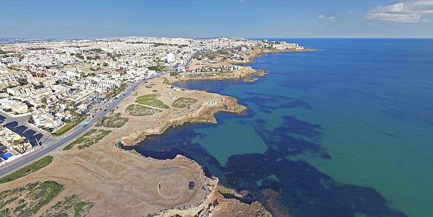 Vista panorámica de Aguas Nuevas con sus zonas residenciales frente al mar.