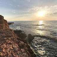 Vista de la Cala Tía Roqueta Torrevieja por el amanecer con el mar y rocas