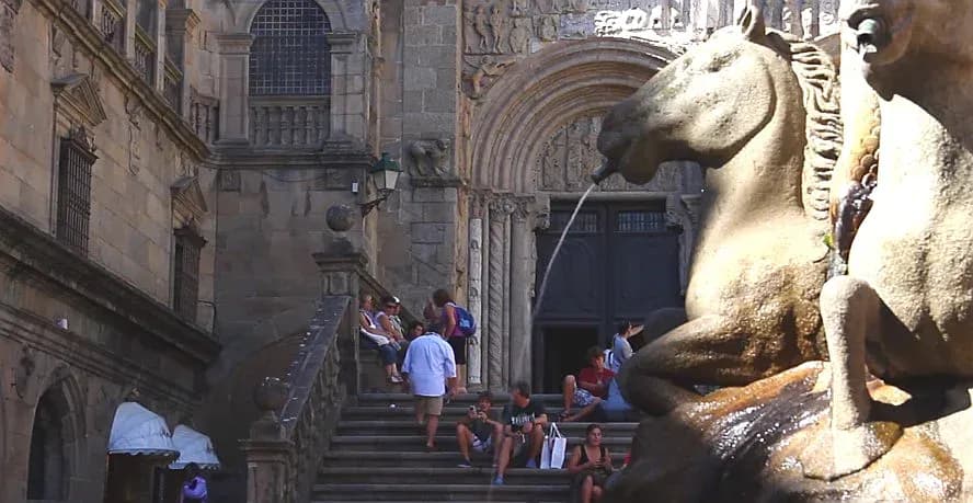 Plaza de Platerías in Santiago de Compostela ein Brunnen mit Pferden in der Altstadt.