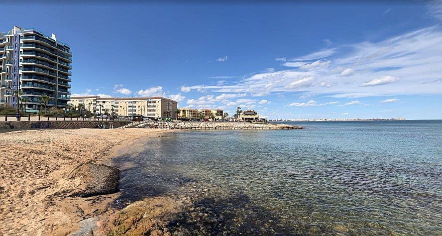 Vista del restaurant de la platja Cala Piteras Punta Prima i els seus edificis a la vora del mar.