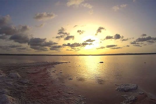 Atardecer mágico en la laguna rosa en Torrevieja