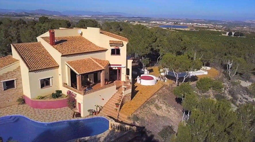 Foto aèria d'una vila a San Miguel de Salinas amb piscina i envoltada de natura.