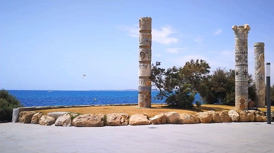 Punta Margalla Torrevella amb vistes al mar i 3 torres.