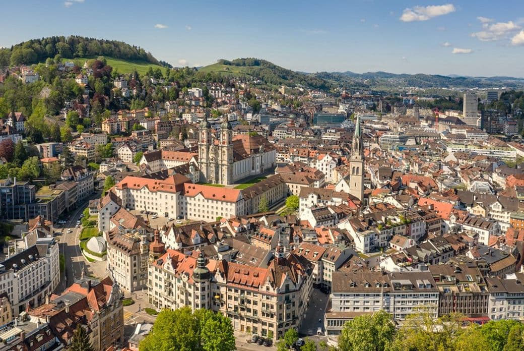 Blick auf die Altstadt von St. Gallen mit ihrem berühmten Kloster und der katholischen Kathedrale in der Schweiz