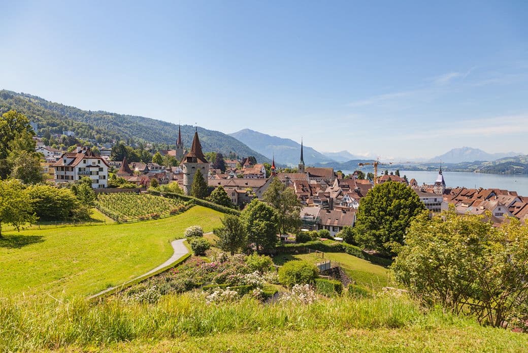 Blick auf die Stadt Zug in der Schweiz im Sommer.