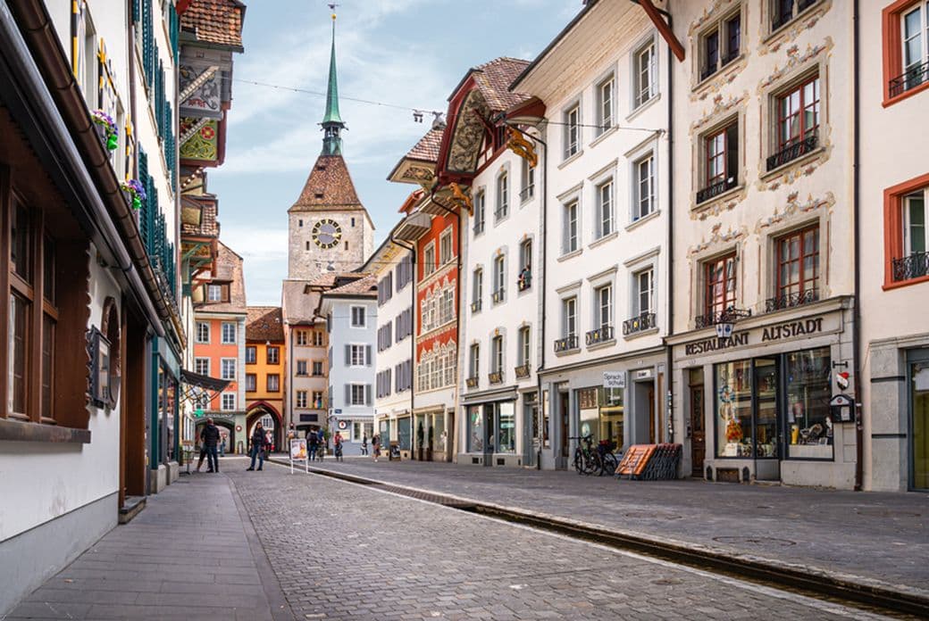 Eine Fußgängerzone in der Innenstadt von Aarau, Schweiz
