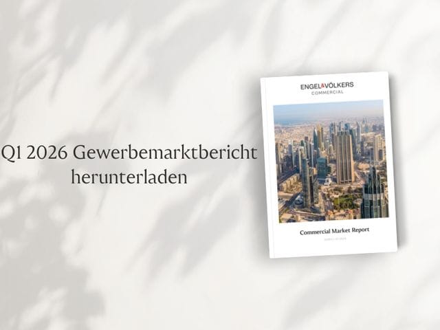 Cover of "Commercial Market Report Q1 2026" with cityscape image, set against a soft, shadowy background with text in German.