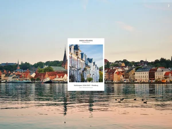 Ruhige Hafenstadt mit farbenfrohen Häusern entlang des Wassers; mittig ist eine Broschüre mit historischen Fassaden und dem Engel & Völkers Branding abgebildet.