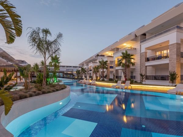 Propietat turística moderna amb arquitectura tipus resort i zona de piscina a Mallorca