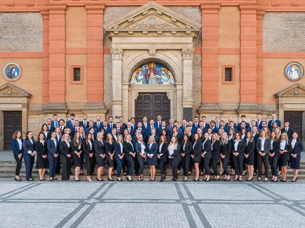 A group of Engel & Völkers colleagues captured in a team photo at the office. The professional yet friendly atmosphere reflects team spirit and collaboration in the real estate environment.