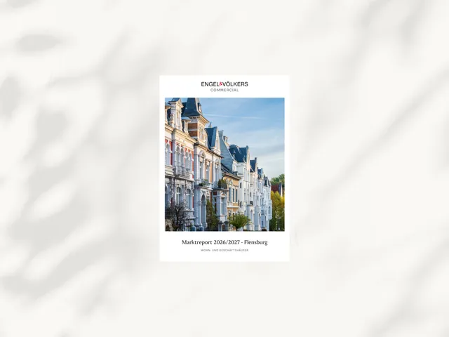 Titelbild für den Marktbericht von Engel & Völkers Commercial mit einer Reihe farbenfroher Stadthäuser unter blauem Himmel, Flensburg 2026/2027.