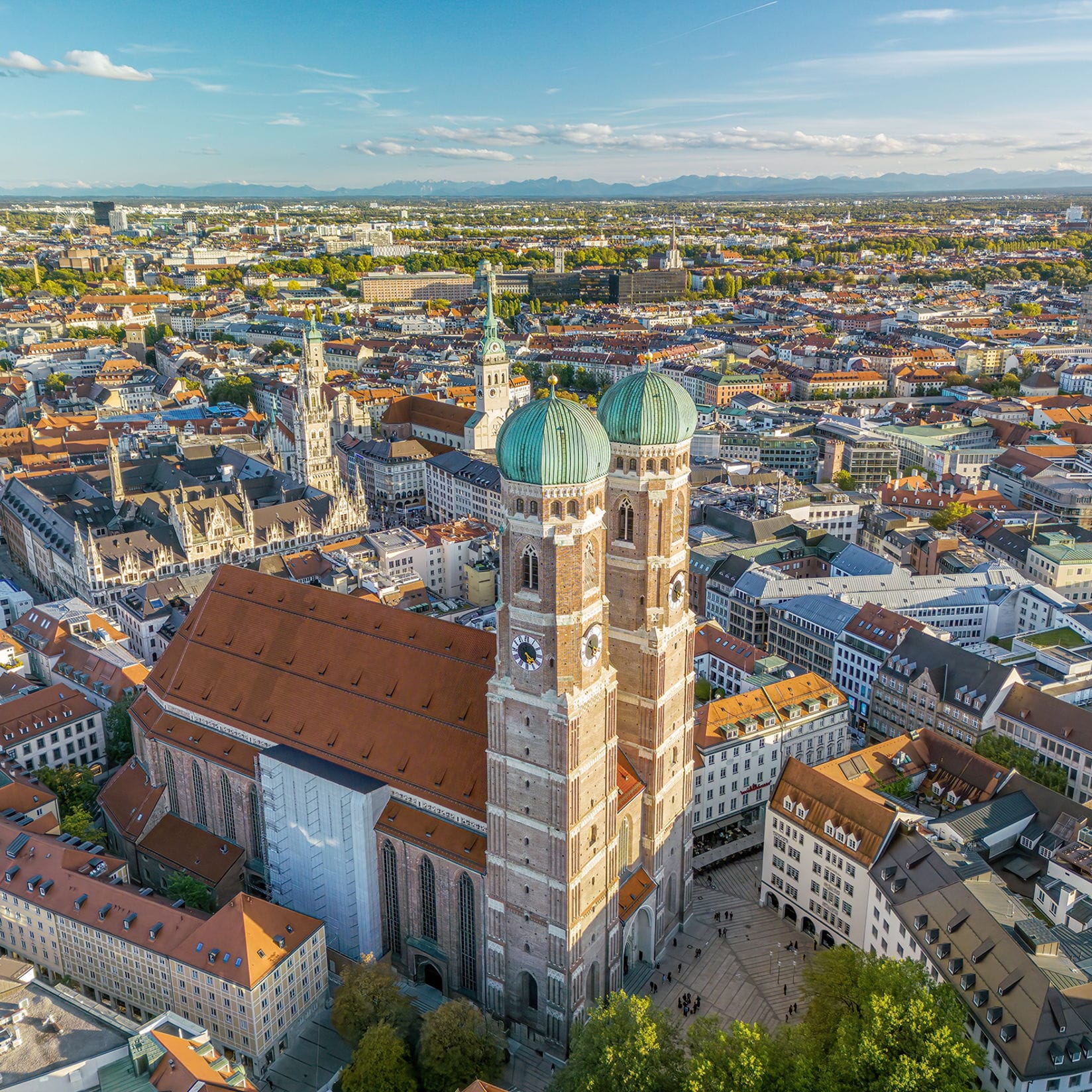 Luftaufnahme von München, Deutschland, mit der Frauenkirche und ihren markanten grünen Kuppeltürmen.