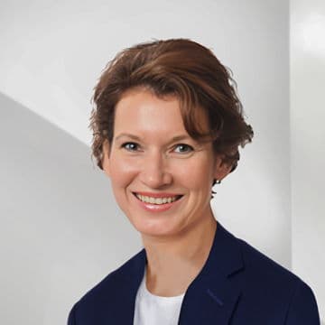 Portrait photo of Daniela Warner