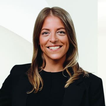 Portrait photo of Carina Schuster