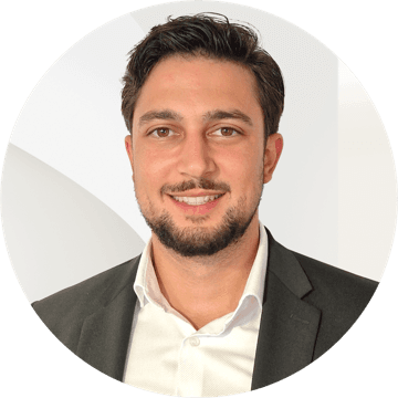 Portrait photo of Cem Ören