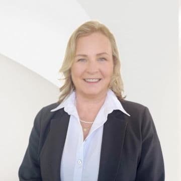 Portrait photo of Derval Hoban