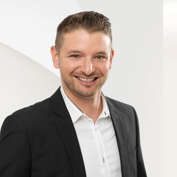 Portrait photo of Oliver Saric