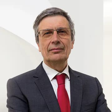 Portrait photo of Luis Santos
