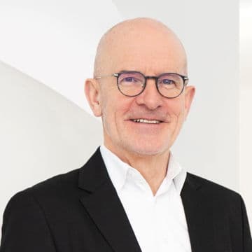 Portrait photo of Robert Löbbecke