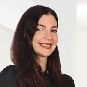 Portrait photo of Paola Iozzia