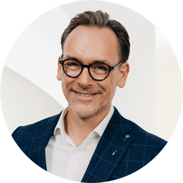 Portrait photo of Dirk Schetelich