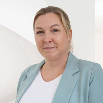 Portrait photo of Janine Meyer