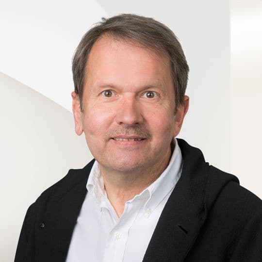 Portrait photo of Jörg Roth