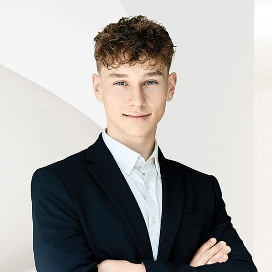 Portrait photo of Adrian Kathol-Perrier