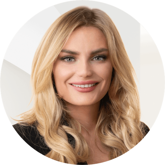 Portrait photo of Julia Peter