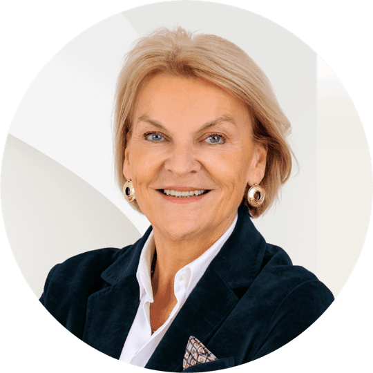 Portrait photo of Claudia Schmid