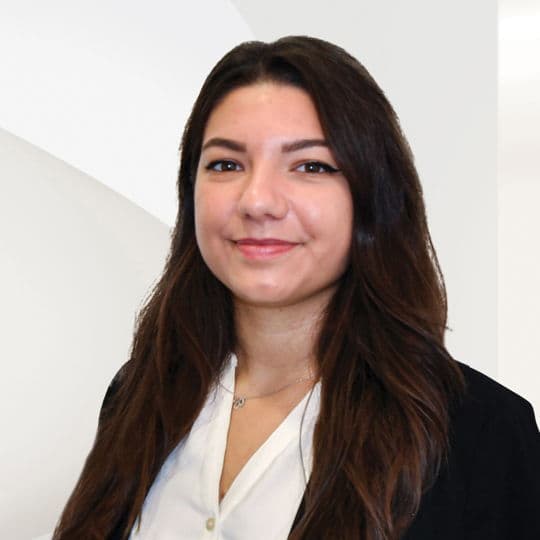 Portrait photo of Laura Oettinger