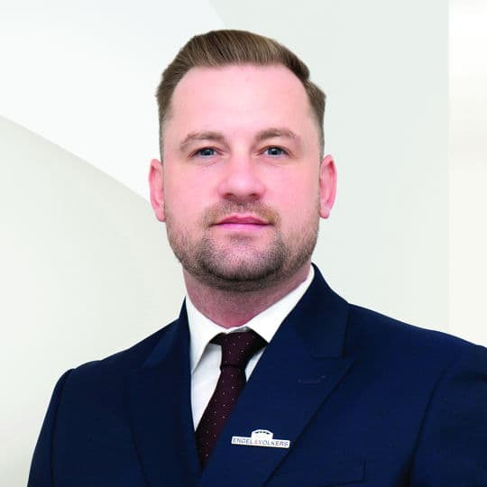 Portrait photo of Tom Darlington