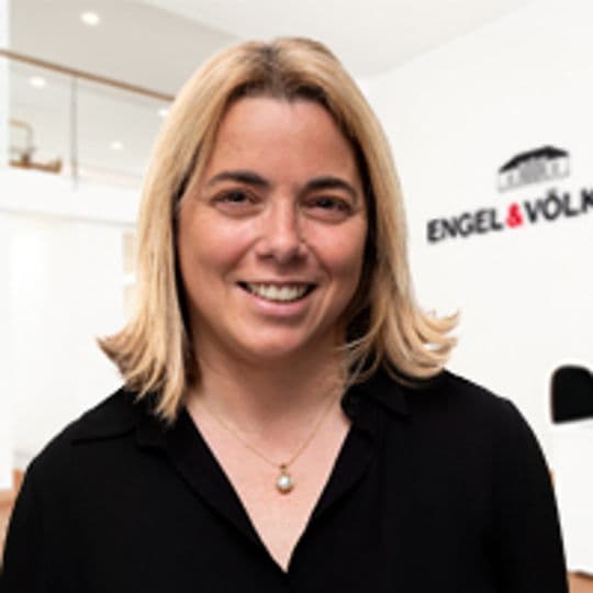 Portrait photo of Anna Flotats