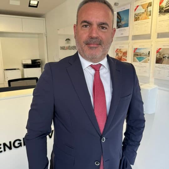 Portrait photo of José Núñez