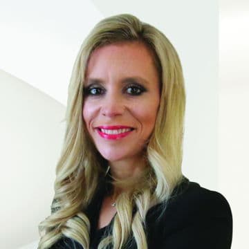 Portrait photo of Gina Holschbach