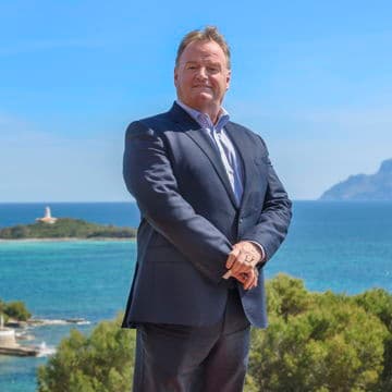 Portrait photo of Gary Hobson