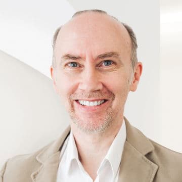 Portrait photo of Oliver Theilacker