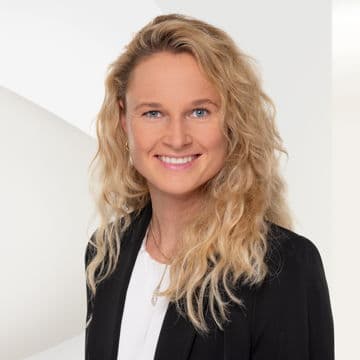 Portrait photo of Theresa Engfer