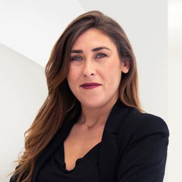 Portrait photo of Cristina Barros