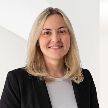 Portrait photo of Vanessa Peters