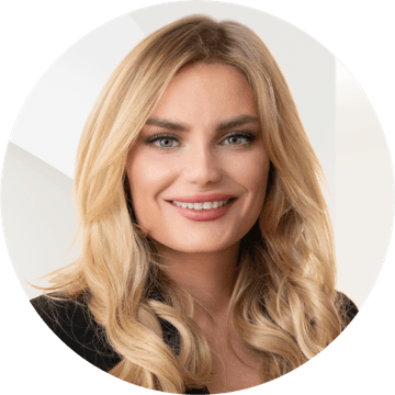 Portrait photo of Julia Peter